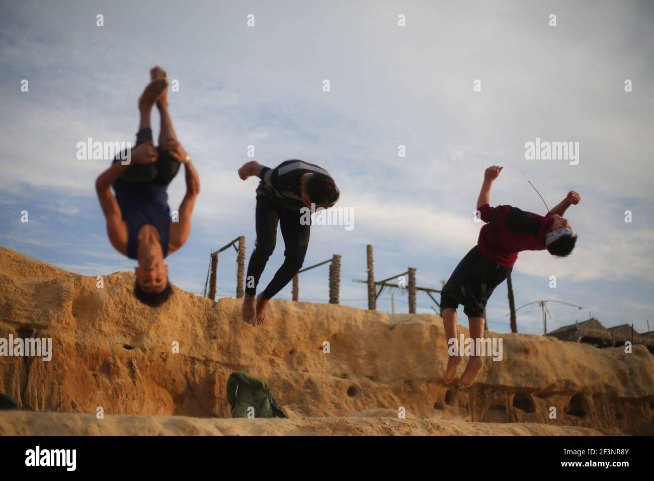 I giovani palestinesi praticano il Parkour a Gaza Foto Stock