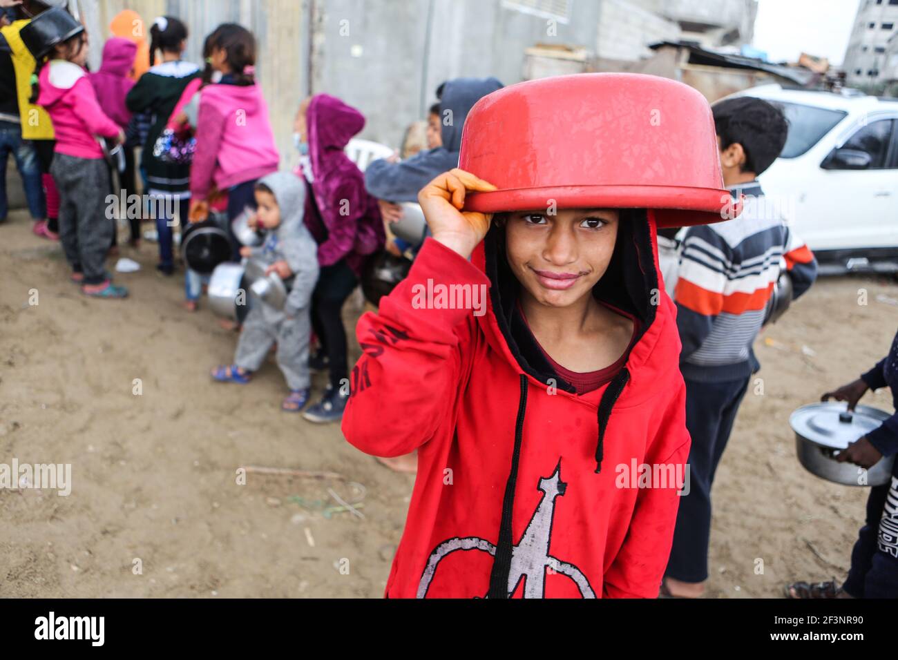 Distribuzione degli aiuti alimentari alle famiglie bisognose a Gaza Foto Stock