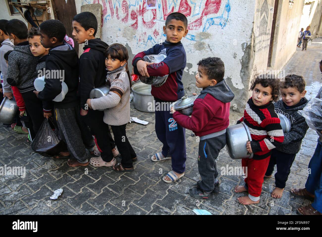 Aiuti alimentari alle famiglie bisognose a Gaza Foto Stock