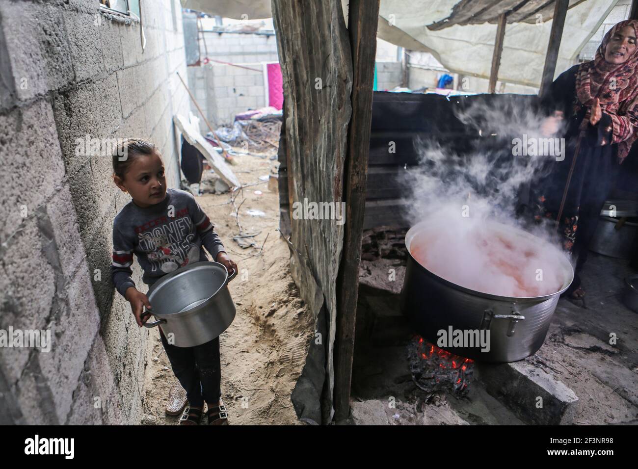 Distribuzione degli aiuti alimentari alle famiglie bisognose a Gaza Foto Stock