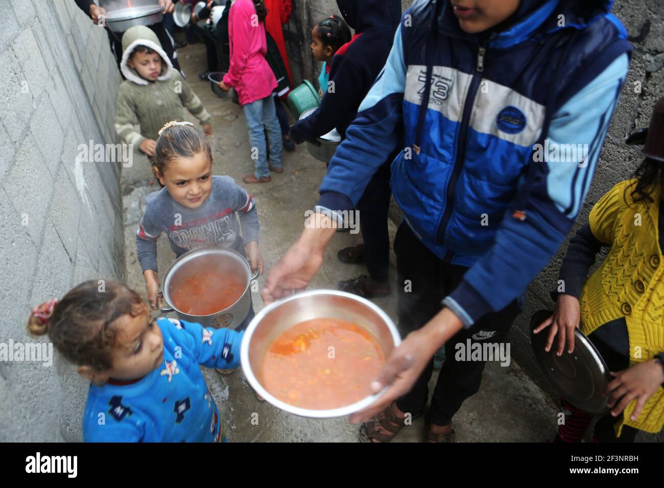 Distribuzione degli aiuti alimentari alle famiglie bisognose a Gaza Foto Stock