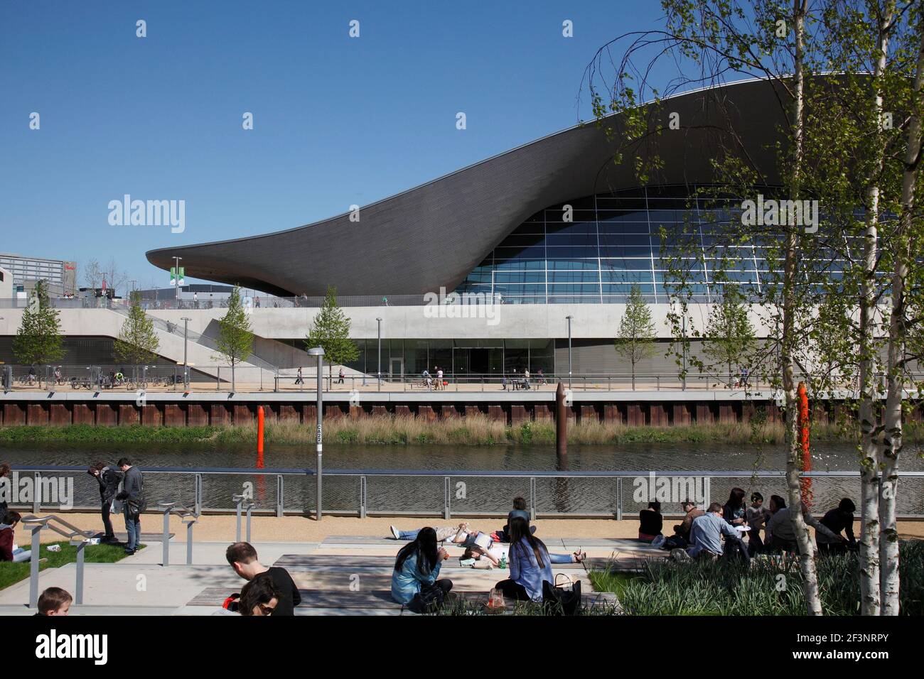 Il centro acquatico forma attraverso il fiume | architetto: Zaha Hadid | Foto Stock
