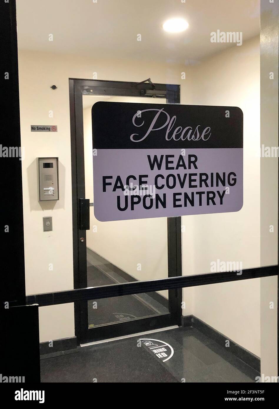 Porta d'ingresso con cartello per favore indossate la maschera, Queens, New York Foto Stock