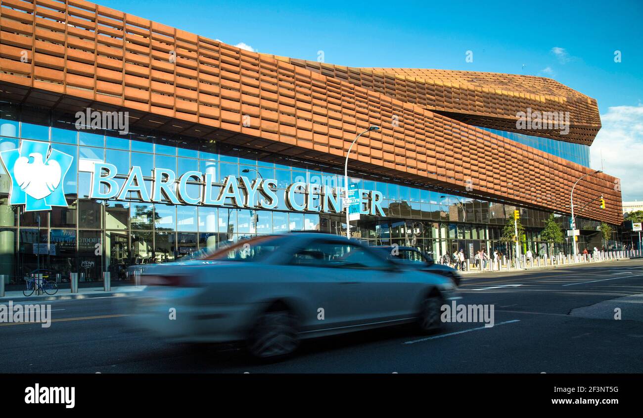 Acciaio resistente agli agenti atmosferici e vetro incontaminato sul Brooklyn's Barclay Center, desginato da Shop Architects. Foto Stock