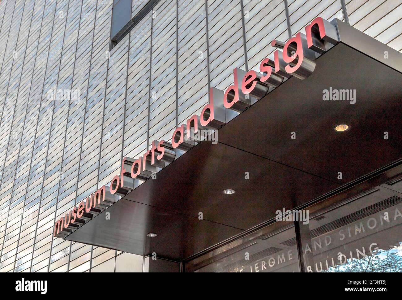 Le scintillanti piastrelle in terracotta del Museo delle Arti e del Design di Brad Cloepfil, sul Columbus Circle a Manhattan. Foto Stock