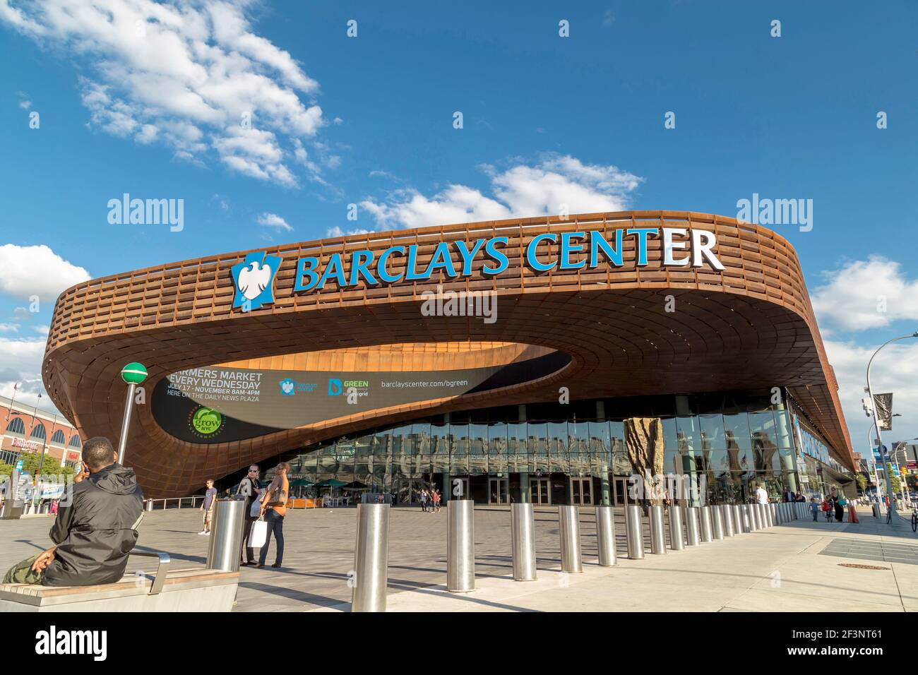 A sbalzo entrata principale di Brooklyn Barclays Center, da SHoP architetti. Foto Stock