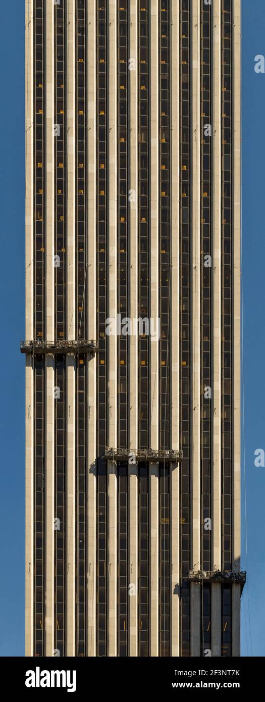 Impalcature appese sul General Motors Building di Manhattan, di Edward Durrell Stone. Foto Stock