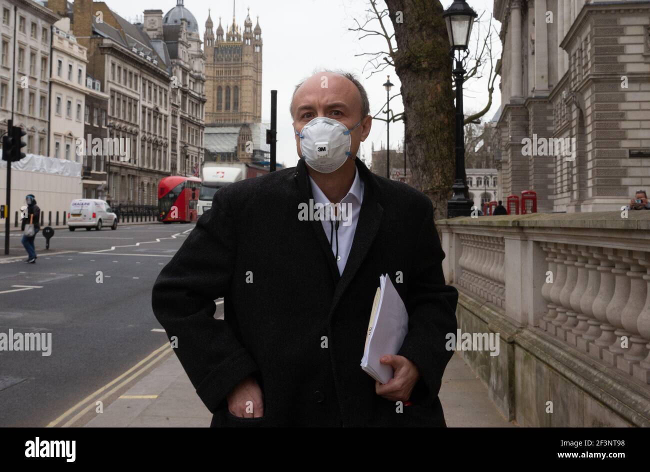 Londra, Regno Unito. 17 Marzo 2021. Dominic Cummings, ex consigliere politico di Boris Johnson, lascia Portcullis House. Ha criticato il Dipartimento della Sanità, definendolo un 'disastro totale' per gli appalti. Lo chiamò una "rovina in movimento". Dominic Cummings è comparso davanti al comitato di scienza a casa di Portcullis, presieduto da Greg Clark. Credit: Mark Thomas/Alamy Live News Foto Stock