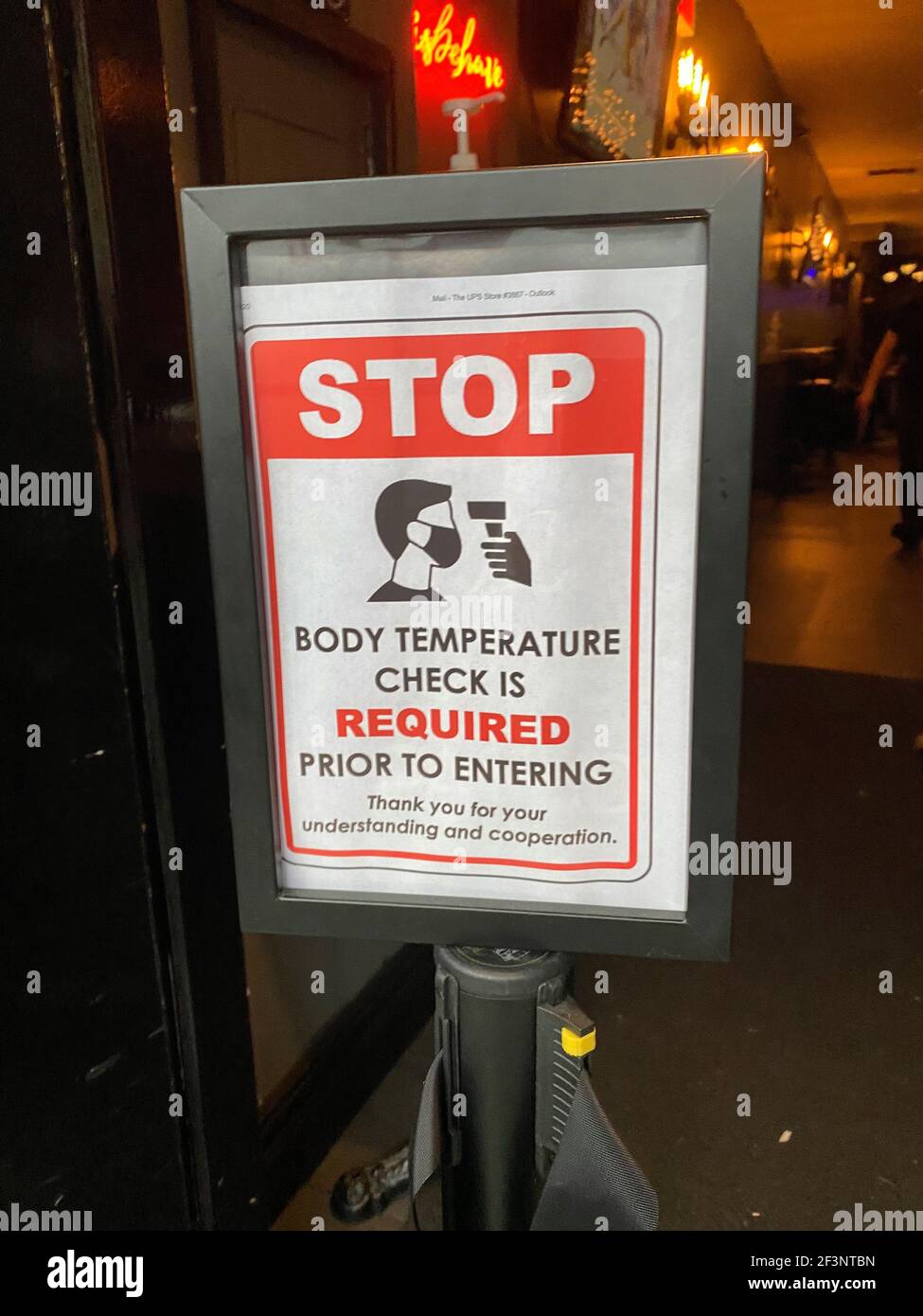 SOSTA, cartello temperatura corporea obbligatoria, all'ingresso del ristorante, Queens, NY Foto Stock