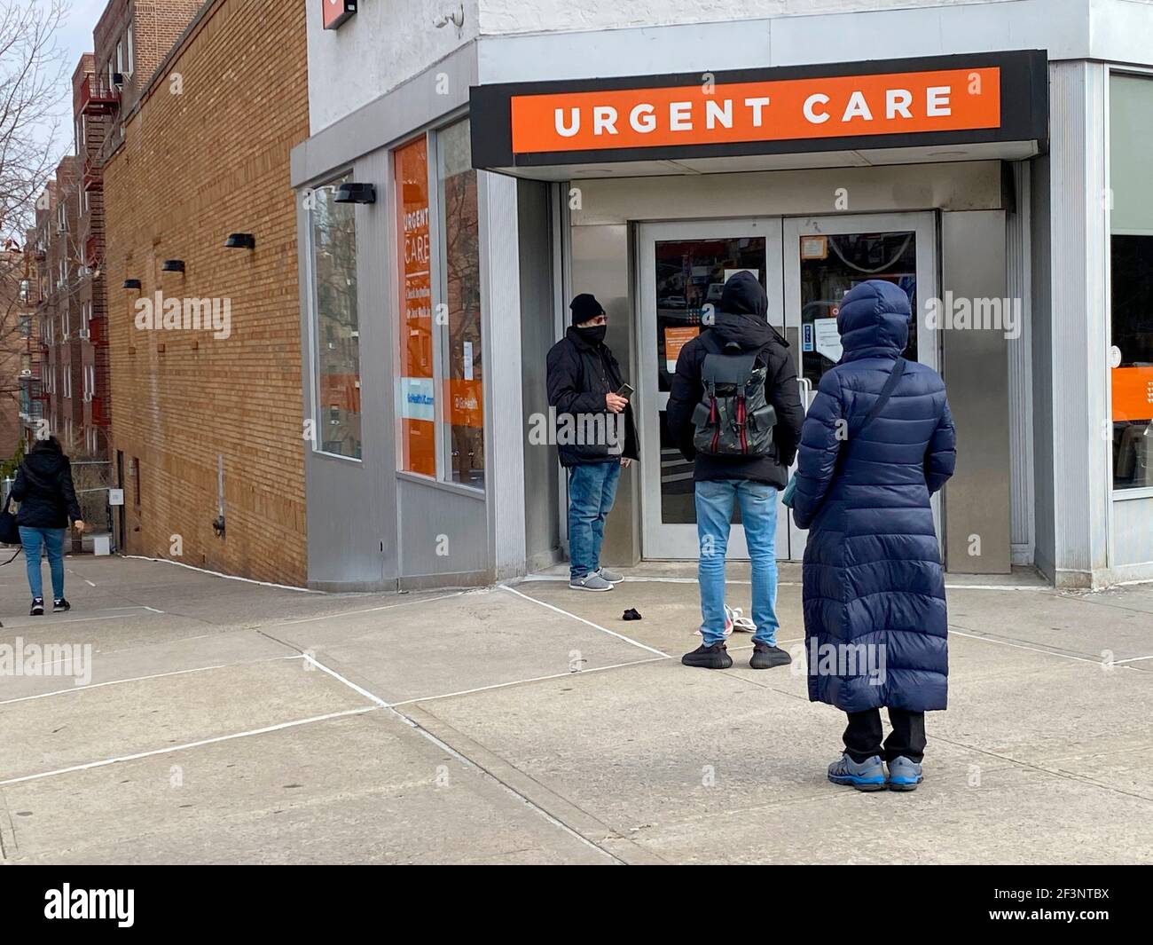 Linea esterna al centro di assistenza urgente per Covid 19 Tests, Queens, NY Foto Stock