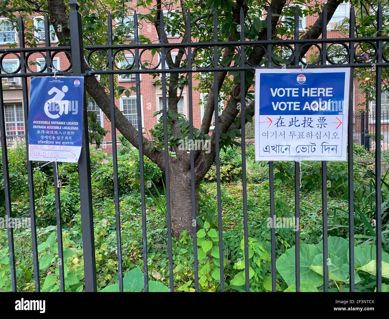 Cartelli di accesso bilingue e per disabili vicino alla stazione di polling, Queens, New York Foto Stock