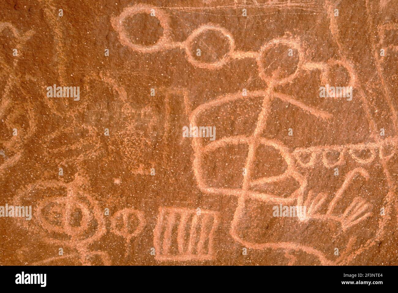 Native American incisioni rupestri, la Valle del Fuoco del parco statale, Nevada, Stati Uniti d'America. Foto Stock