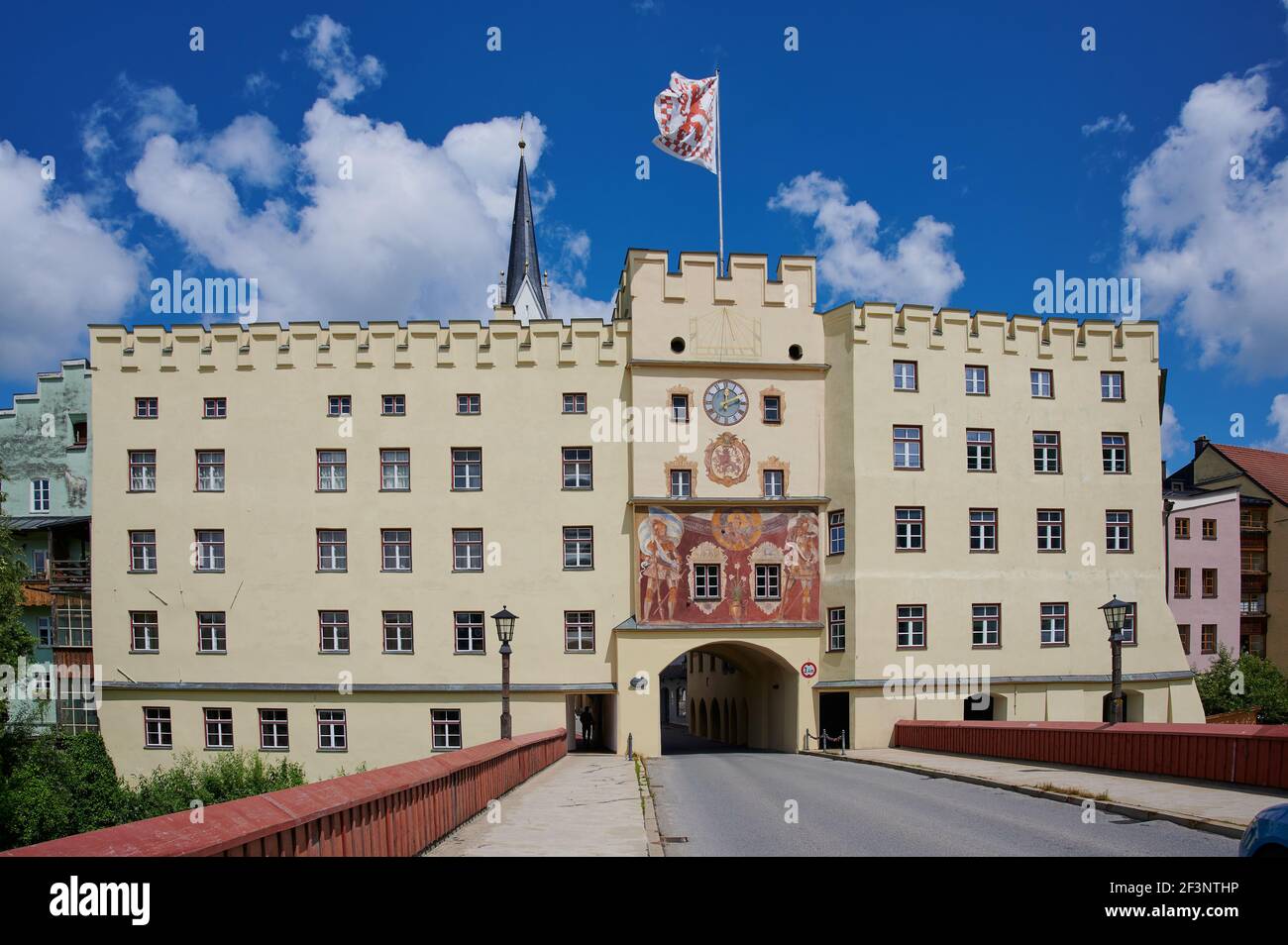 La porta della città Brucktor di Wasserburg River Inn, Baviera, Germania Foto Stock