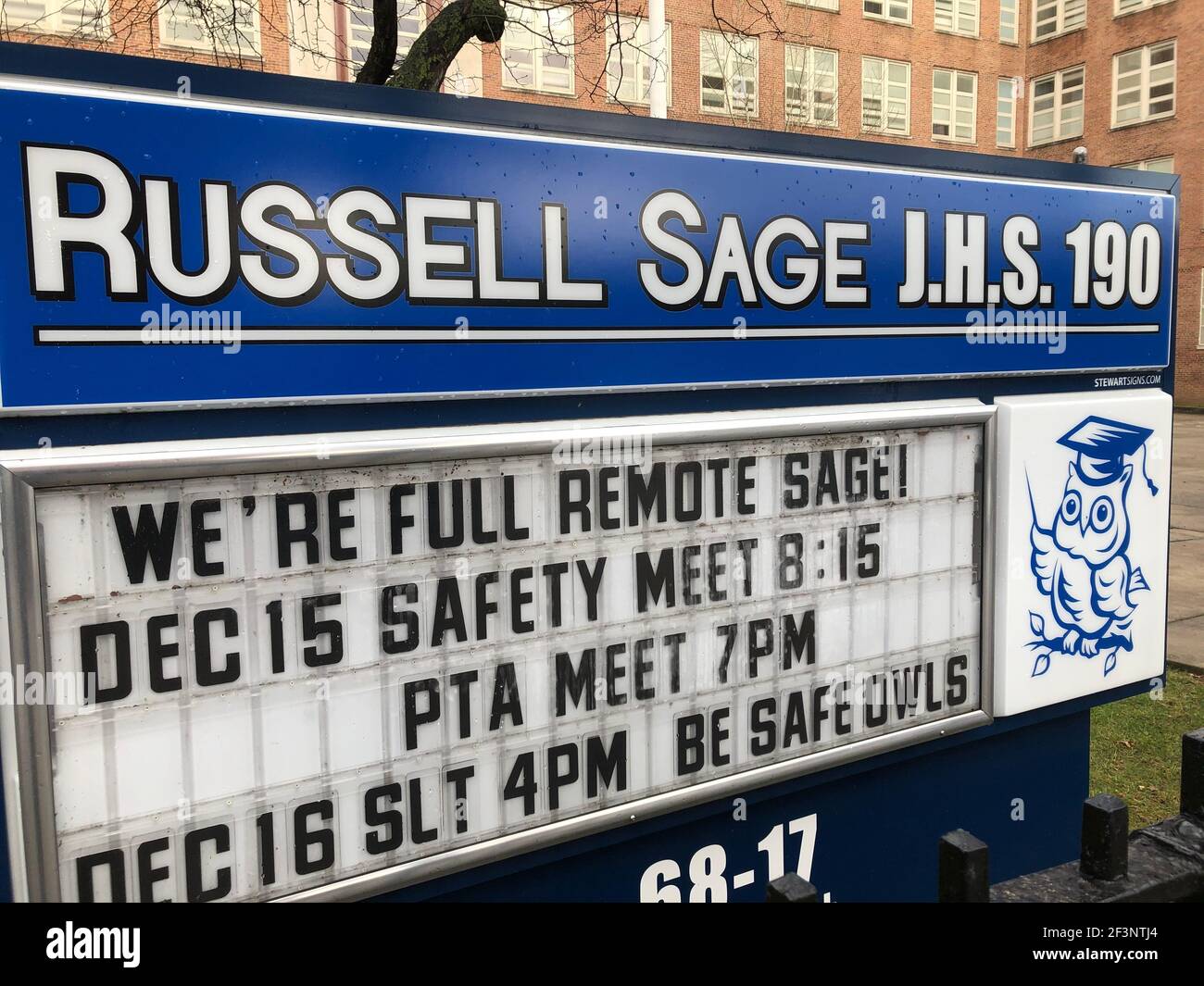 Russell Sage Junior High School segno di apprendimento remoto e. Riunione PTA sulla sicurezza Foto Stock