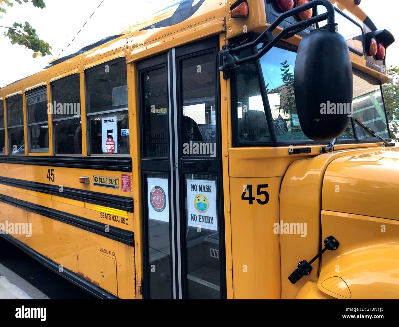 Bus scolastico con cartello, No mask, No entry, Queens, New York Foto Stock