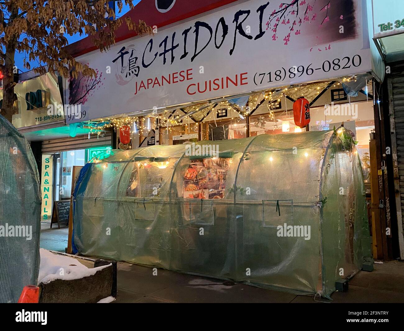 Ristorante giapponese con capannoni all'aperto a forma di igloo, Rego Park, Queens, New York Foto Stock