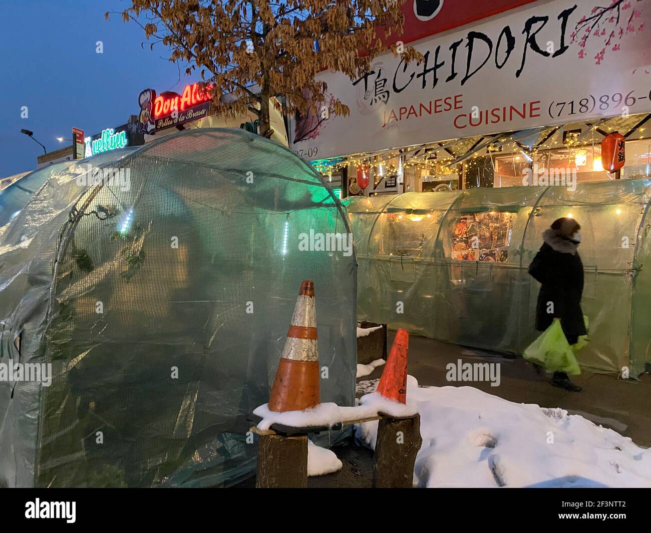 Ristorante giapponese con capannoni all'aperto a forma di igloo, Rego Park, Queens, New York Foto Stock