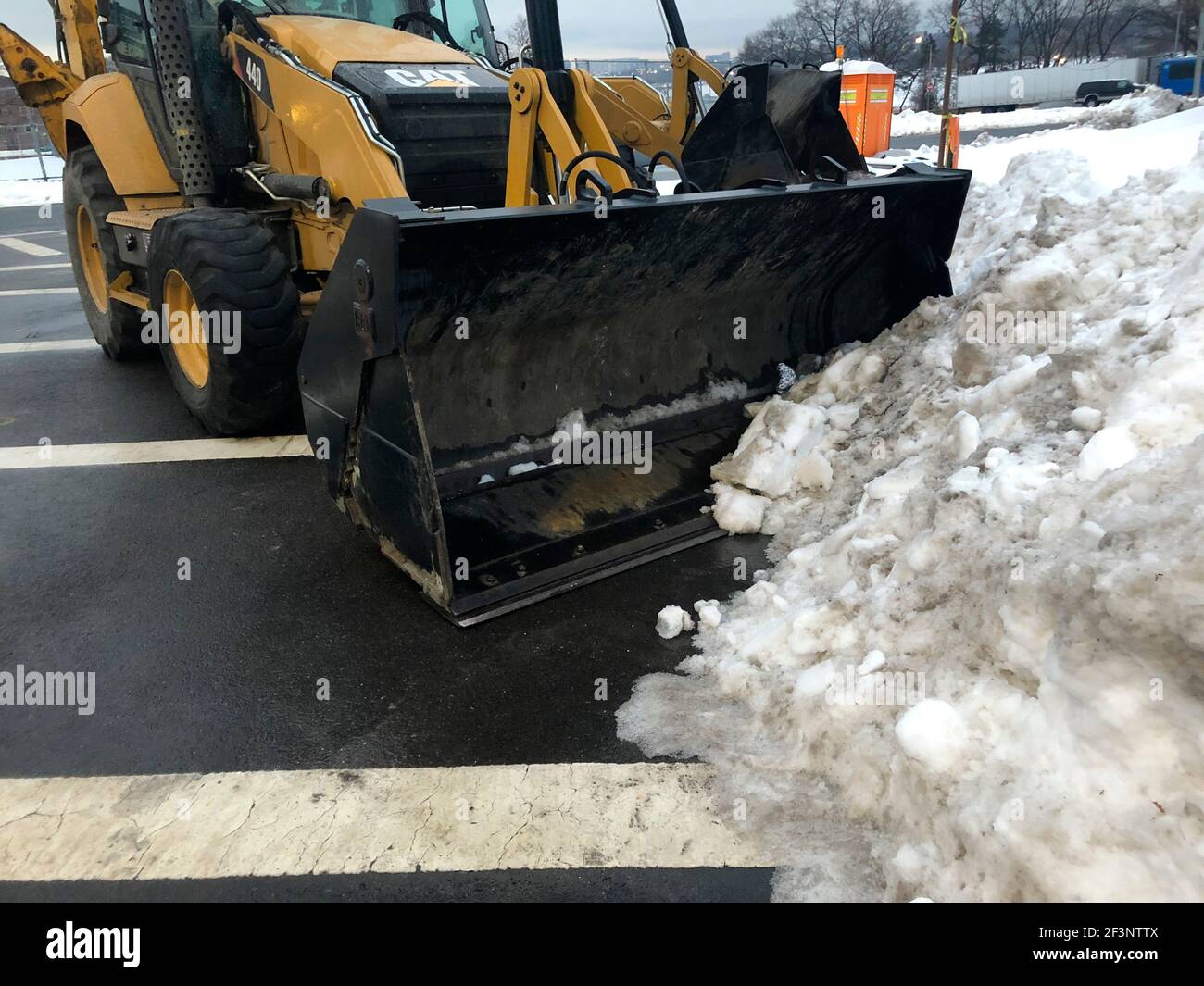 Attrezzatura pesante utilizzata per la rimozione della neve dopo la tempesta invernale, New York Foto Stock