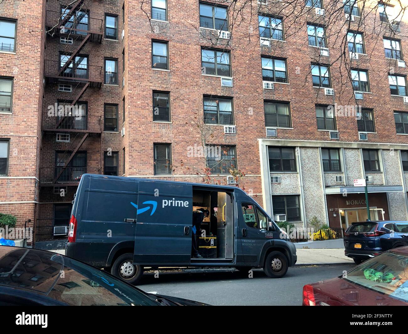 Servizio di consegna Amazon prime parcheggiato all'esterno dell'edificio degli appartamenti, Forest Hills, Queens, NY Foto Stock