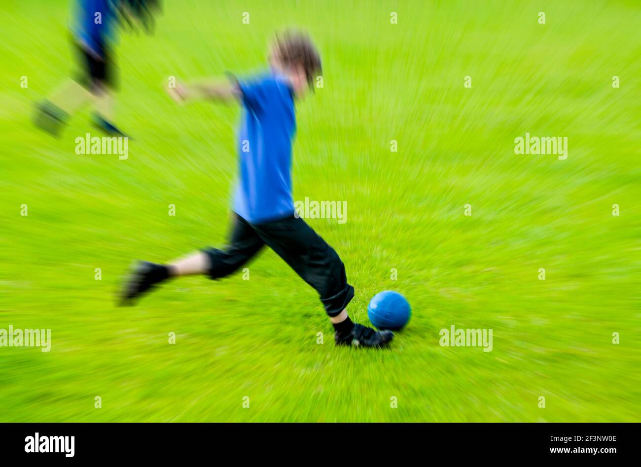 I bambini della scuola primaria giocano una partita di calcio in una pausa dalle lezioni in classe. Foto Stock