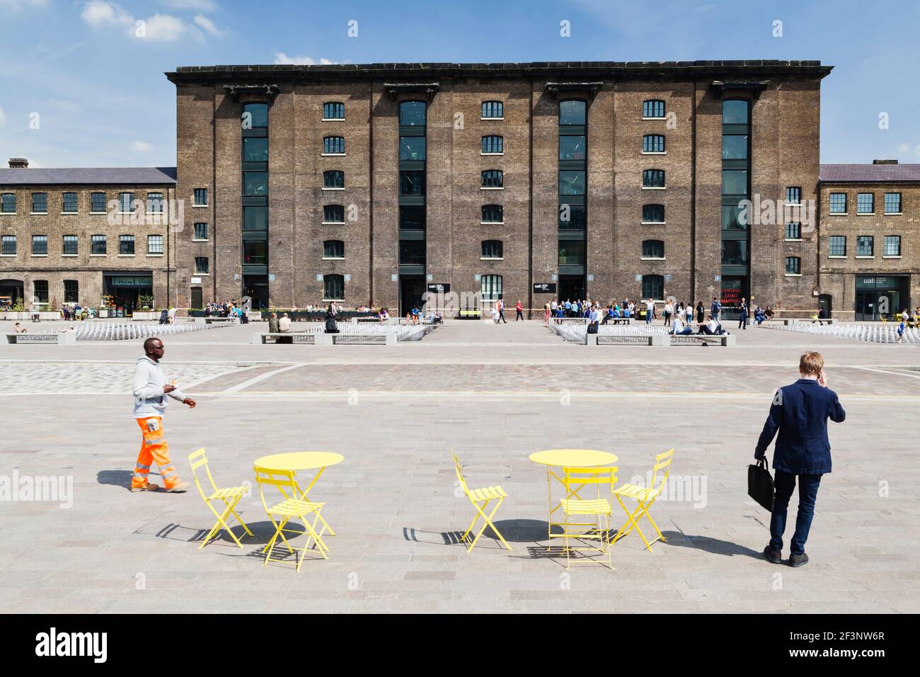 1 Granary Square e Central Saint Martins College of Art and Design, King's Cross, Londra, N1C. Foto Stock