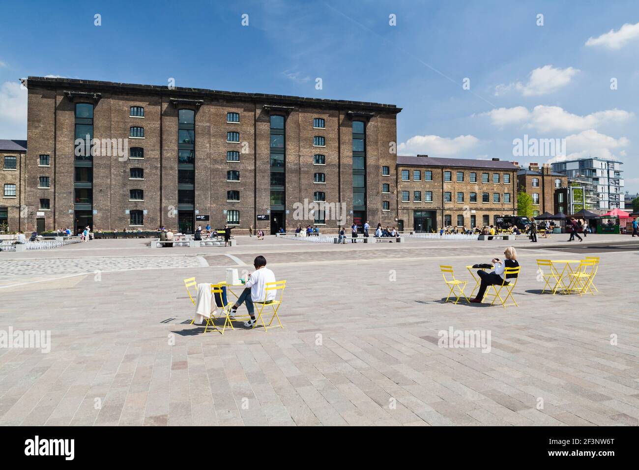 Granary Square e Central Saint Martins College of Art and Design, King's Cross, Londra, N1C. Foto Stock