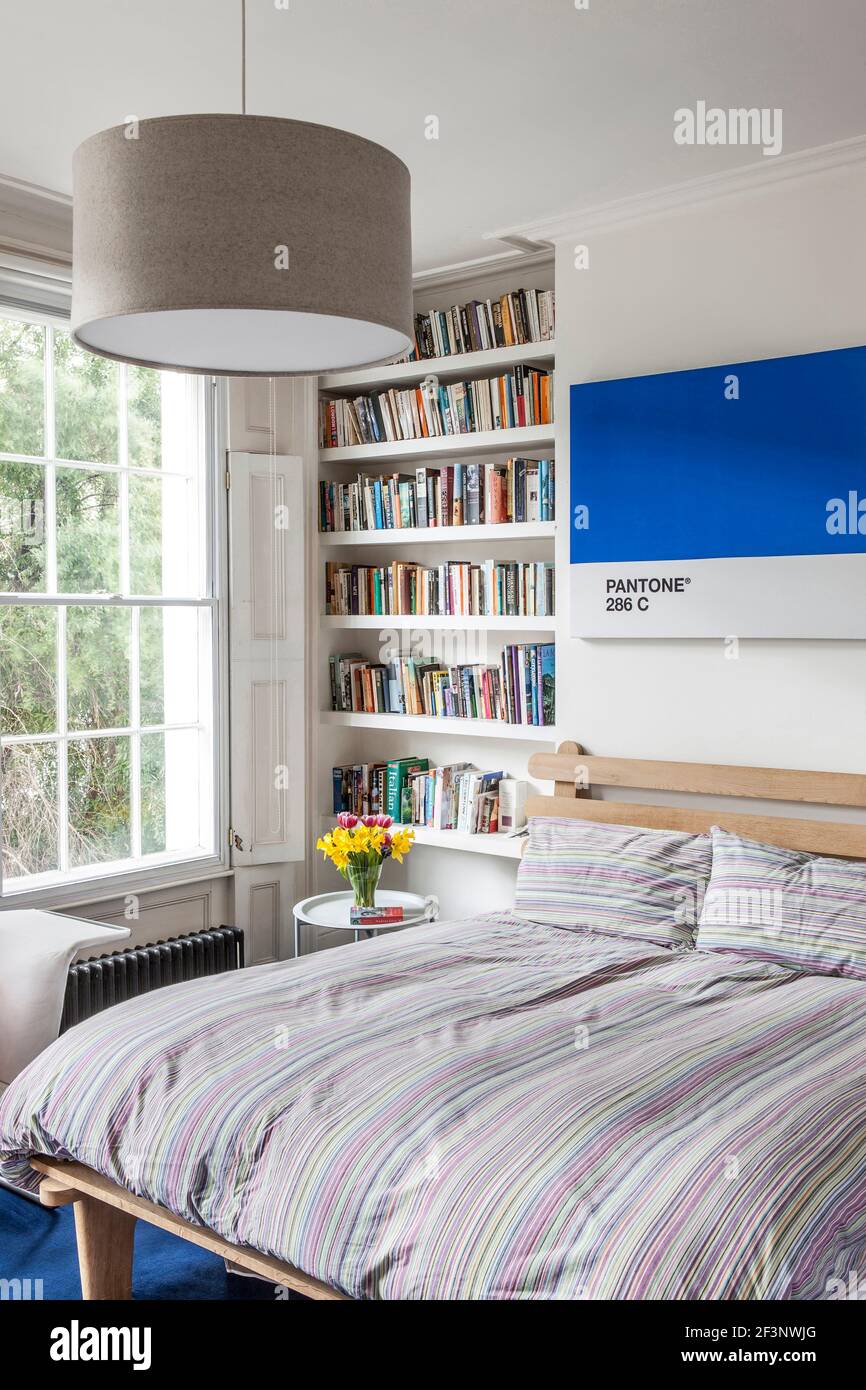 La casa londinese di Victoria Whitbread, co-proprietario di W2 Products Ltd che distribuiscono in modo particolare la gamma di regali Pantone. L'immagine mostra la camera da letto principale Foto Stock