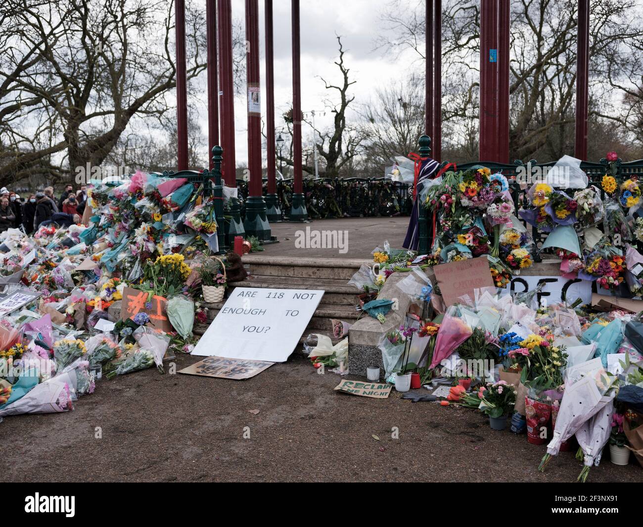 Fiori, candele e messaggi lasciati dai pianori di Sarah Everard alla tribuna di Clapham Common, 14 marzo 2021. Foto Stock