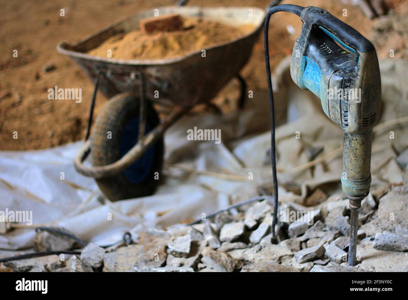 macerie di calcestruzzo rotte nel deposito della benna foto Foto Stock