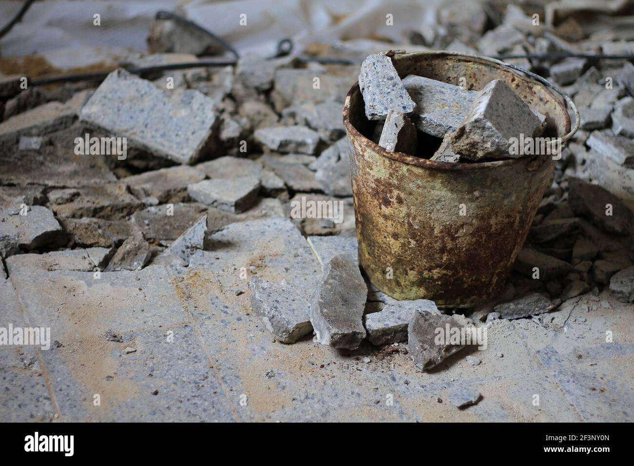macerie di calcestruzzo rotte nel deposito della benna foto Foto Stock