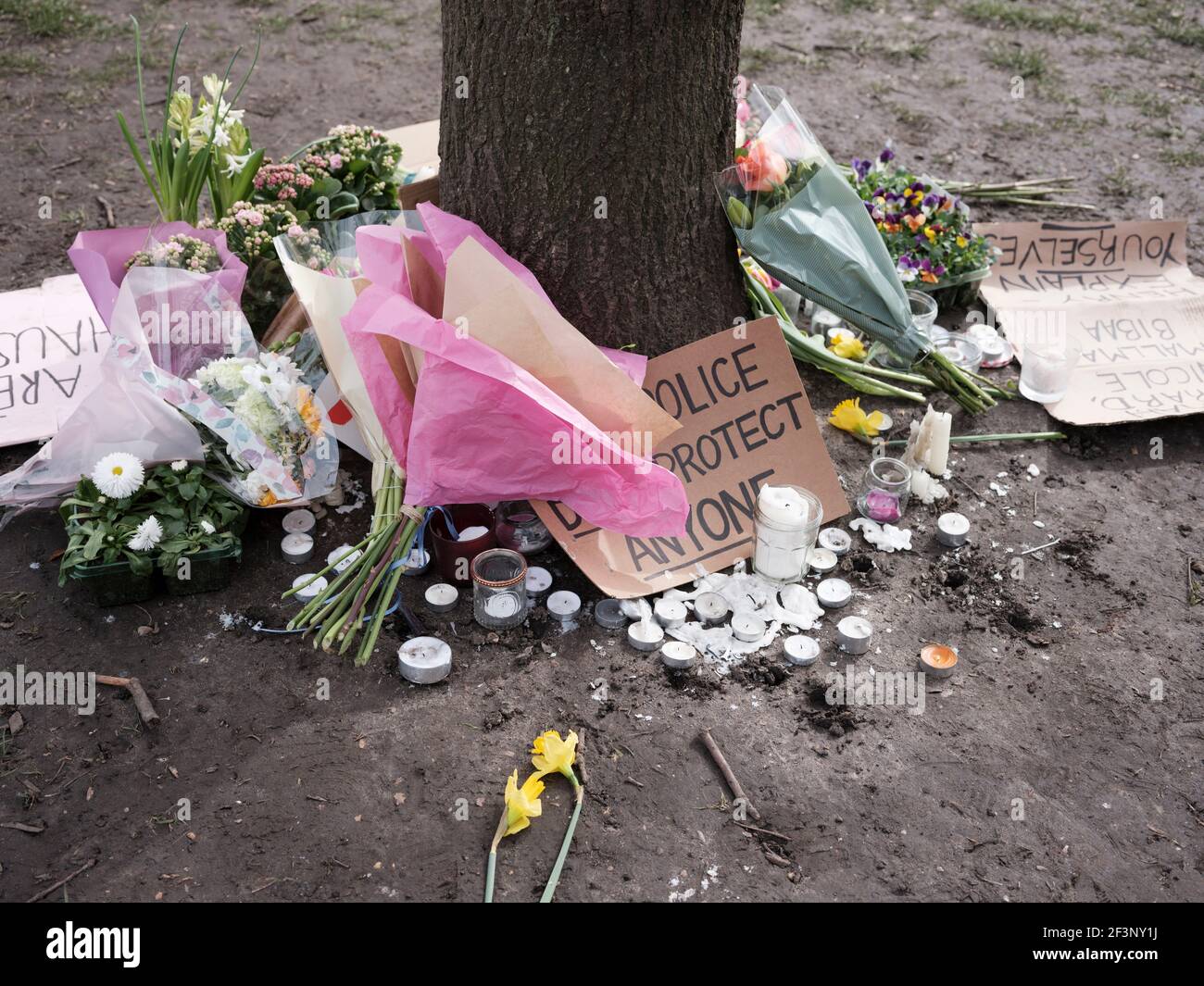Fiori, candele e messaggi lasciati dai pianori di Sarah Everard in Clapham Common, 14 marzo 2021. Foto Stock