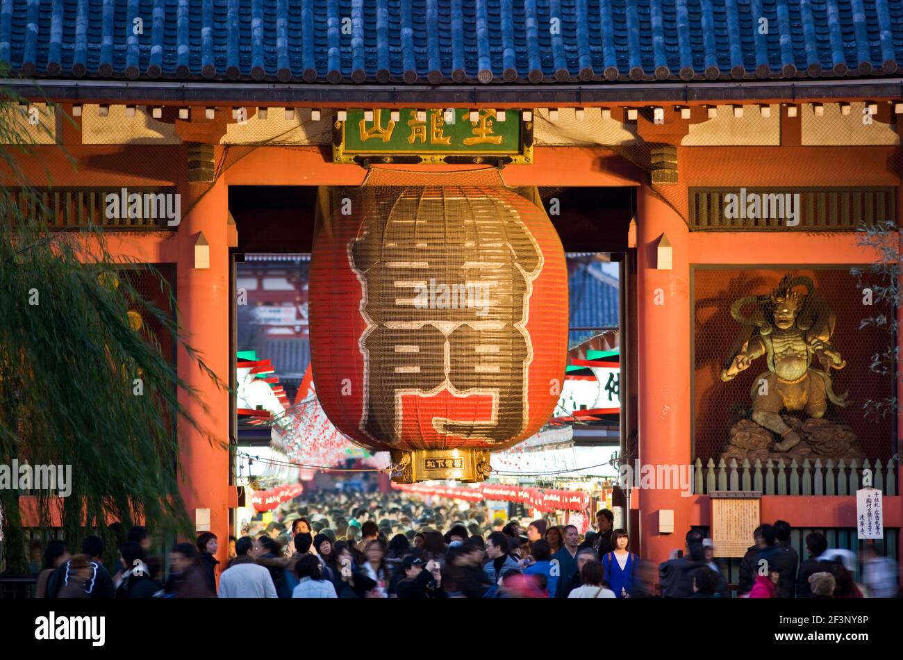 Una vista teleobiettivo al crepuscolo mostra la grande porta di Kaminarimon Thunder, che segna l'ingresso alla stretta e spesso affollata via dello shopping di Nakamise Foto Stock