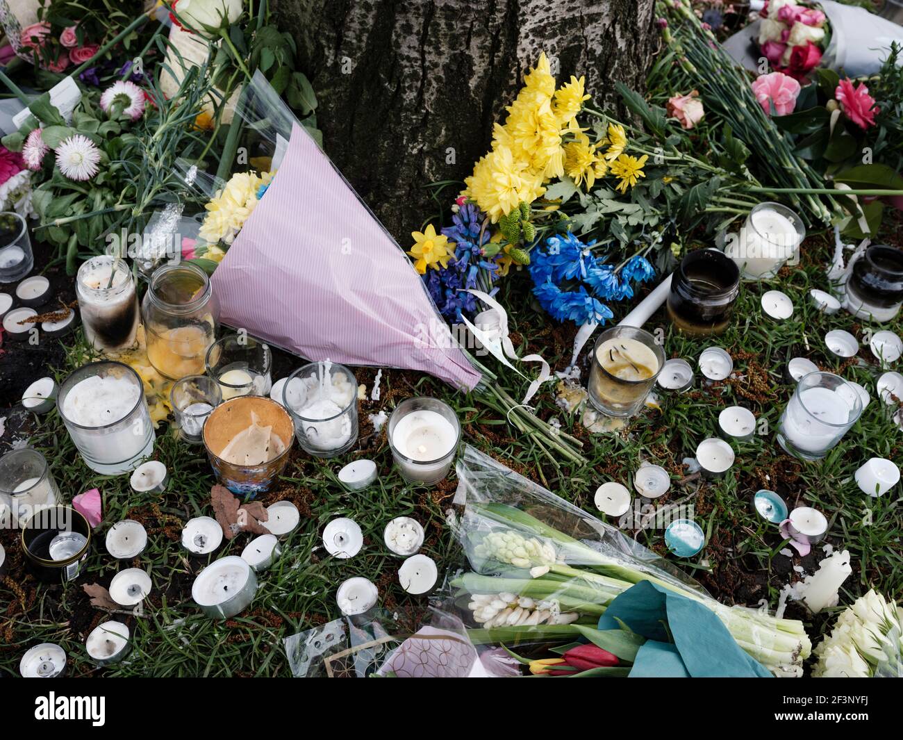 Fiori, candele e messaggi lasciati dai pianori di Sarah Everard in Clapham Common, 14 marzo 2021. Foto Stock
