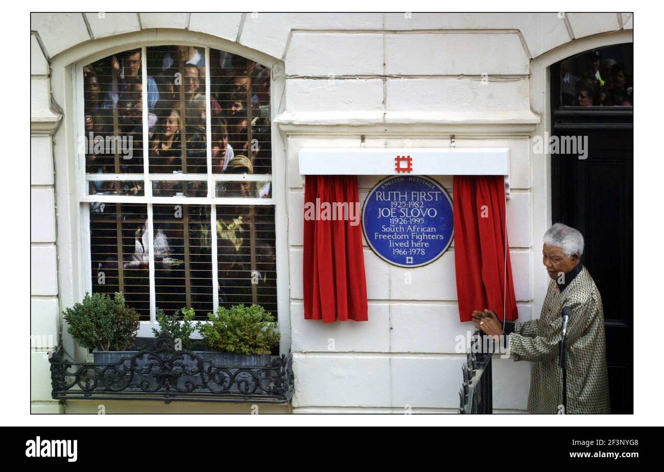 Inglese Heritage Blue Plaque svelando da Nelson Mandela ai compagni sudafricani della libertà combattenti Joe Slovo e Ruth prima, che ha vissuto a 13 Lyme Street, Camden, Londra durante l'aparthied years.pic David Sandison 11/7/2003 Foto Stock