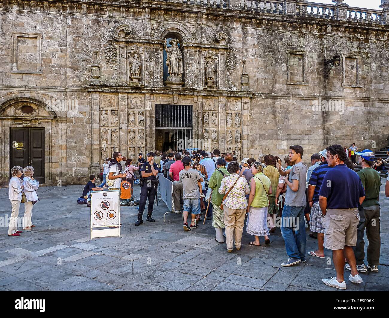 La porta Santa si apre solo su San Giacomo dag in un anno santo. La gente si fila per camminare nella cattedrale di Santiago de Compostela, 25 luglio 2010 Foto Stock