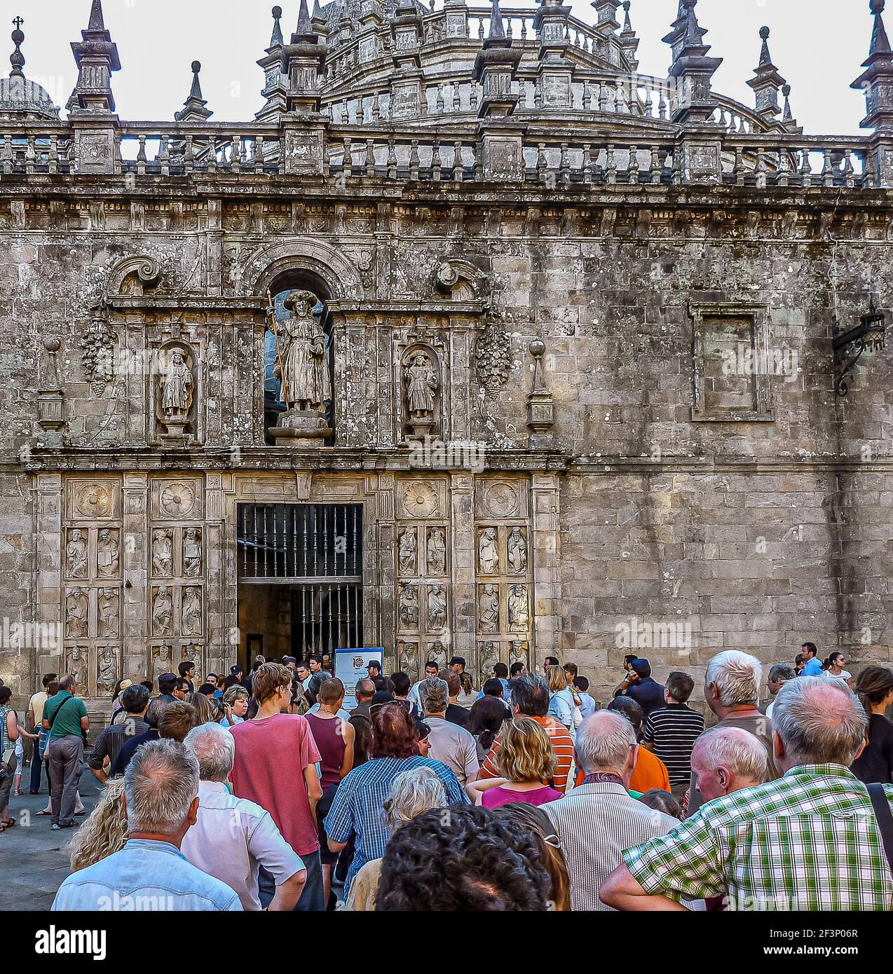 Persone che camminano attraverso la porta Santa alla cattedrale di Santiago de Compostela il giorno di San Giacomo, 25 luglio 2010 Foto Stock
