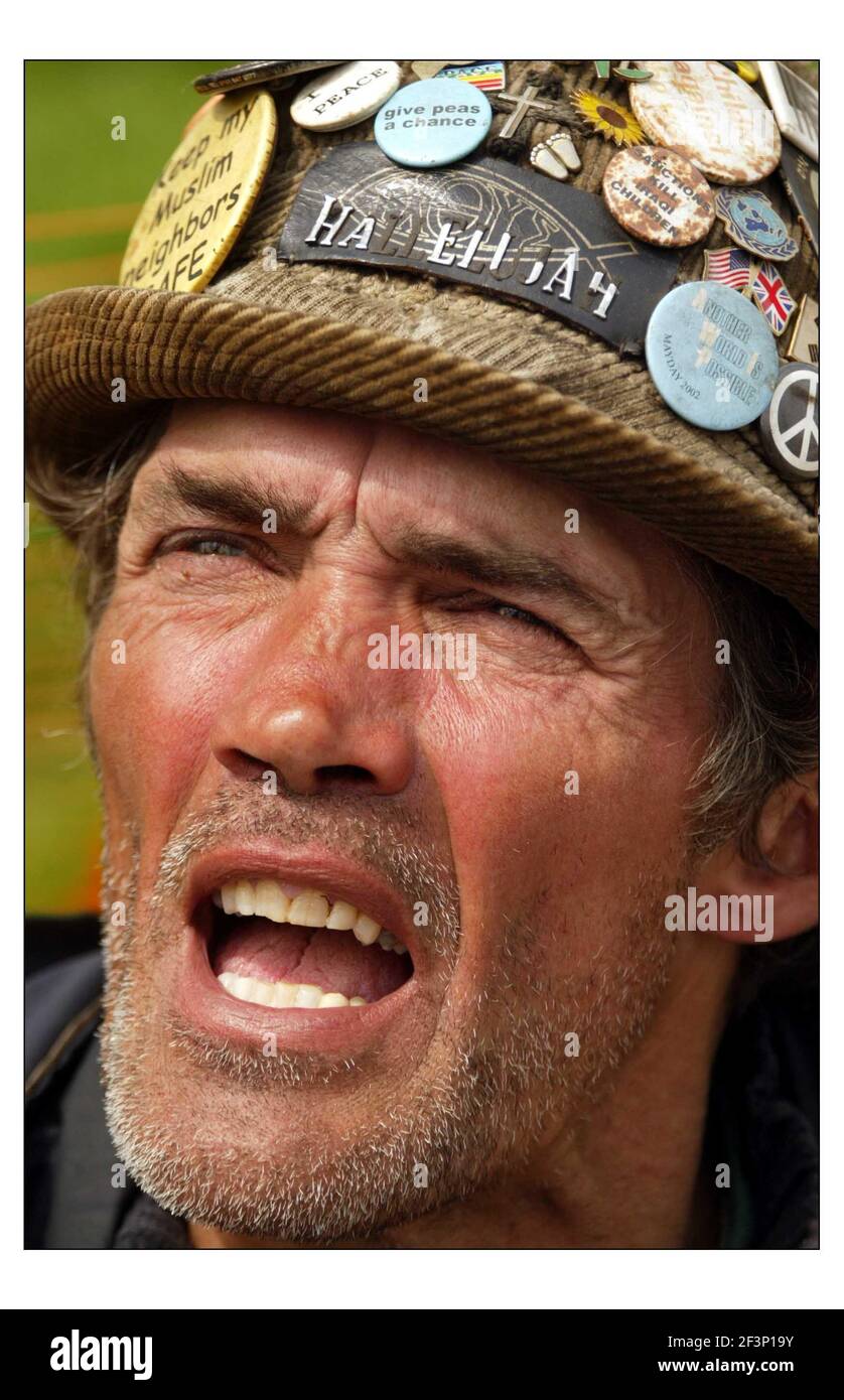 Indietro fuori Westminster....... protester Brian Haw, che la polizia ha arrestato ieri notte. Era stato accampato fuori dalla Camera del Parlamento a Londra per quasi tre anni protestando contro il guerriero David Sandison 10/5/2004 Foto Stock