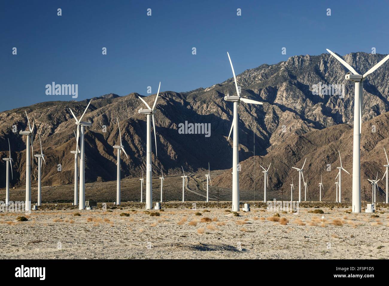 Mulini a vento e Monti San Jacinto, San Gorgonio Pass Wind Farm, vicino a Palm Springs, California USA Foto Stock