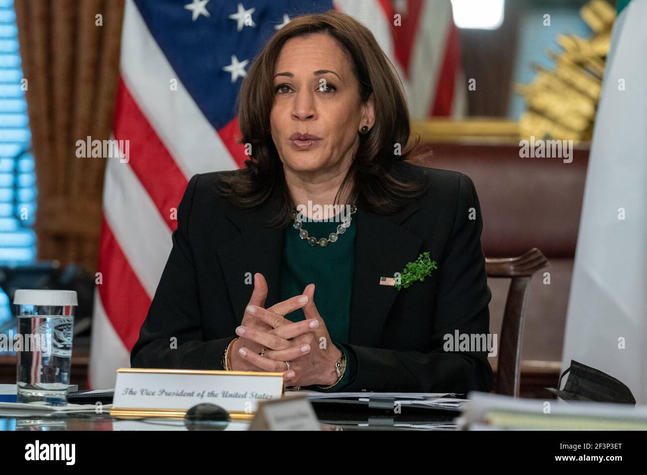Il Vice Presidente degli Stati Uniti Kamala Harris ospita Micheál Martin, primo Ministro d'Irlanda, durante un incontro bilaterale virtuale nell'Ufficio Ceremoniale del Vice Presidente a Washington, Stati Uniti, 17 marzo 2021.Credit: Ken Cedeno/Pool via CNP | Usage worldwide Foto Stock