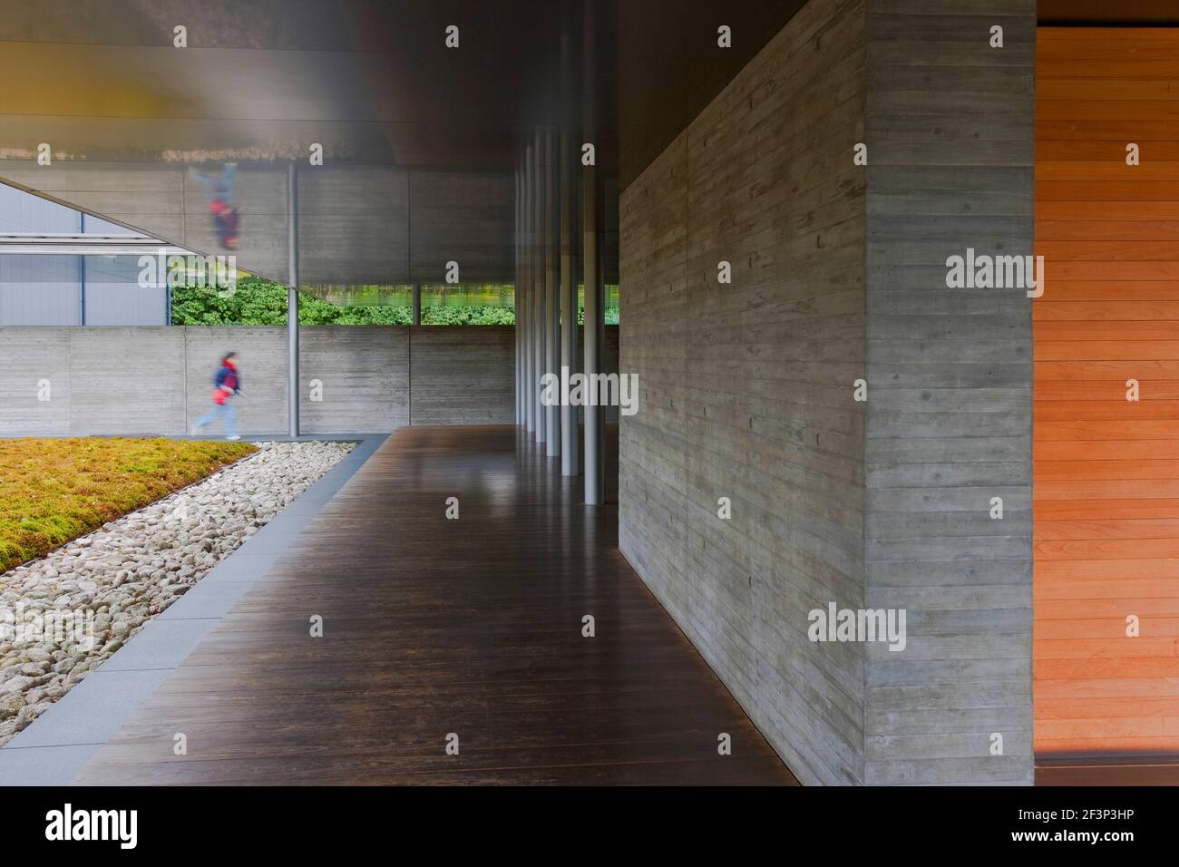 Una vista esterna grandangolare mostra un adattamento moderno della veranda tradizionale nel design del Museo Hosyokan a Byodo-in, un tempio buddista An Foto Stock