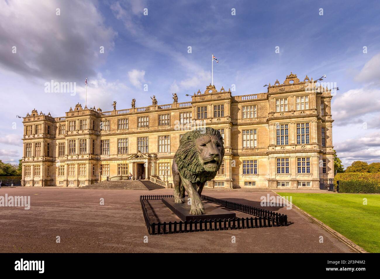 Scultura del Leone di bronzo di Bruce Little. Longleat House una casa signorile inglese nel Wiltshire, Inghilterra, Regno Unito. Casa del Marchese di Bath. Foto Stock
