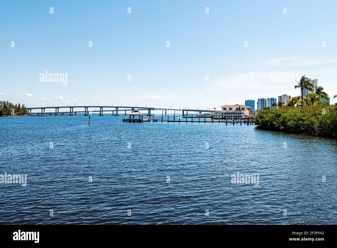 I ponti nel porto turistico attraccano sul fiume Caloosahatchee a Fort Myers, il golfo della Florida della costa del messico con il padiglione del gazebo del molo Foto Stock