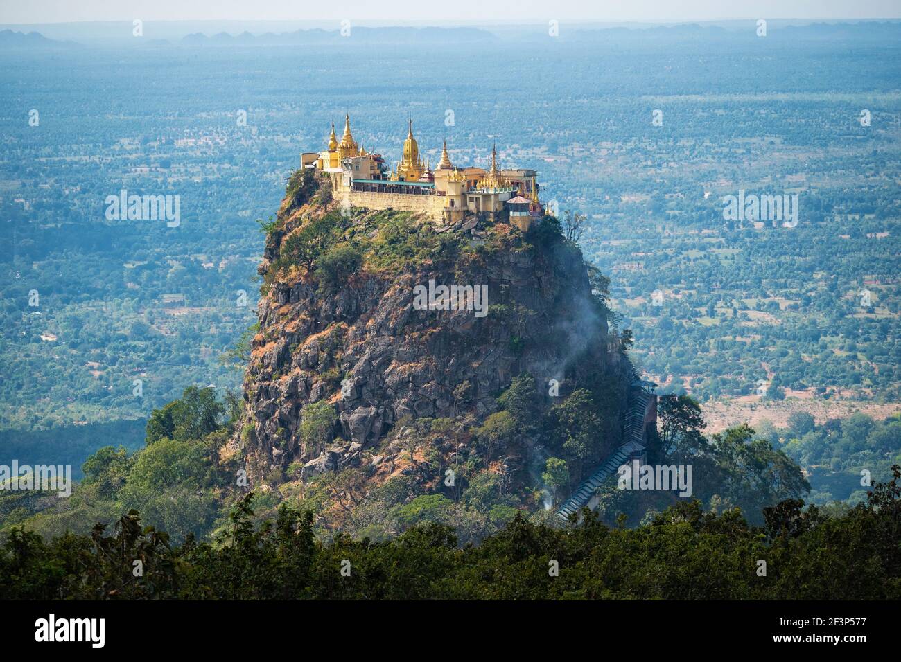Monte Pope, un importante luogo di pellegrinaggio con numerosi templi di Nat e siti reliquici vicino a Bagan, Mandalay Division, Myanmar (Birmania). Foto Stock