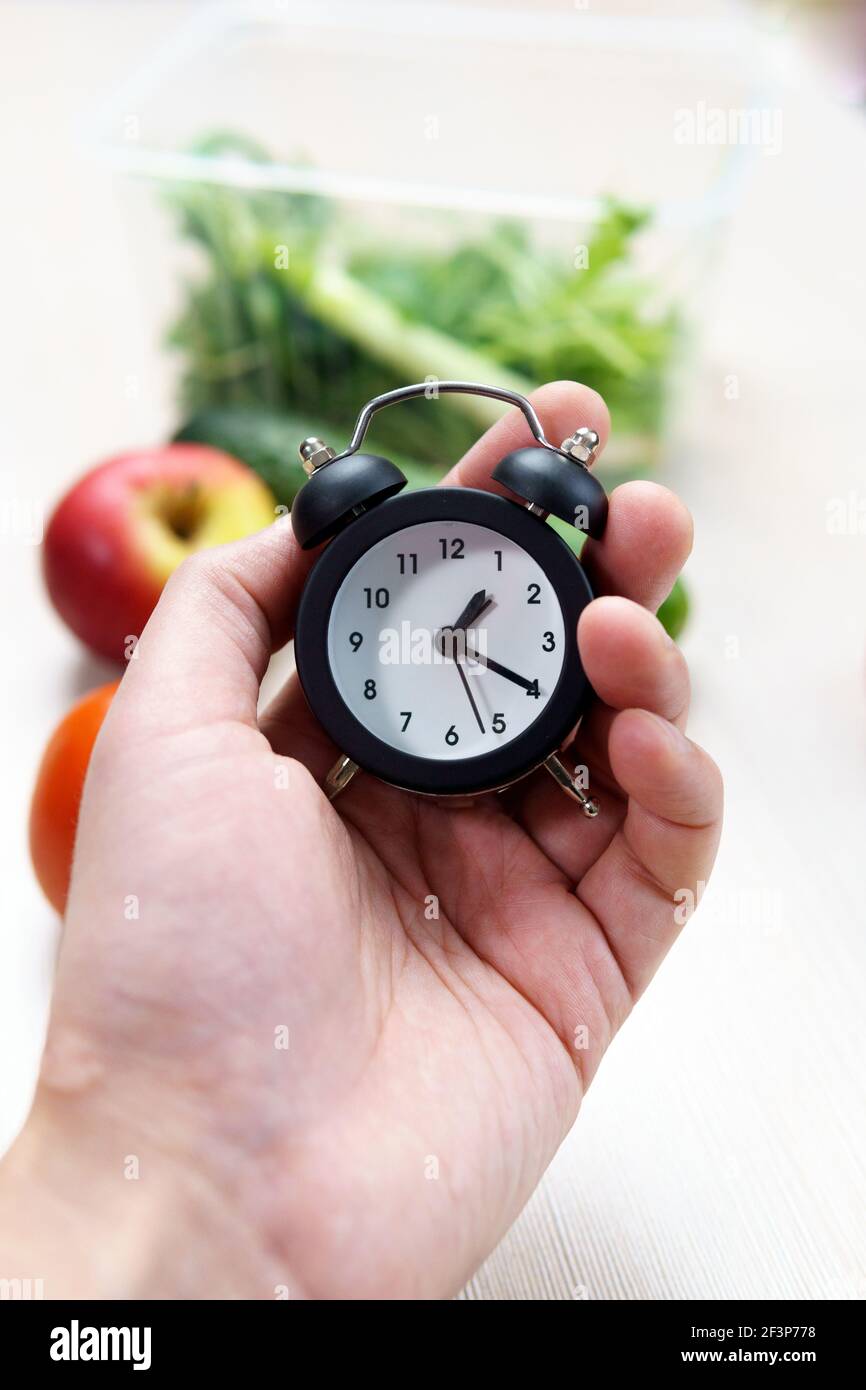 Salute o dieta consulente alimentare show orologio per prendersi cura della vostra salute con cibo sano e concetto. Foto Stock
