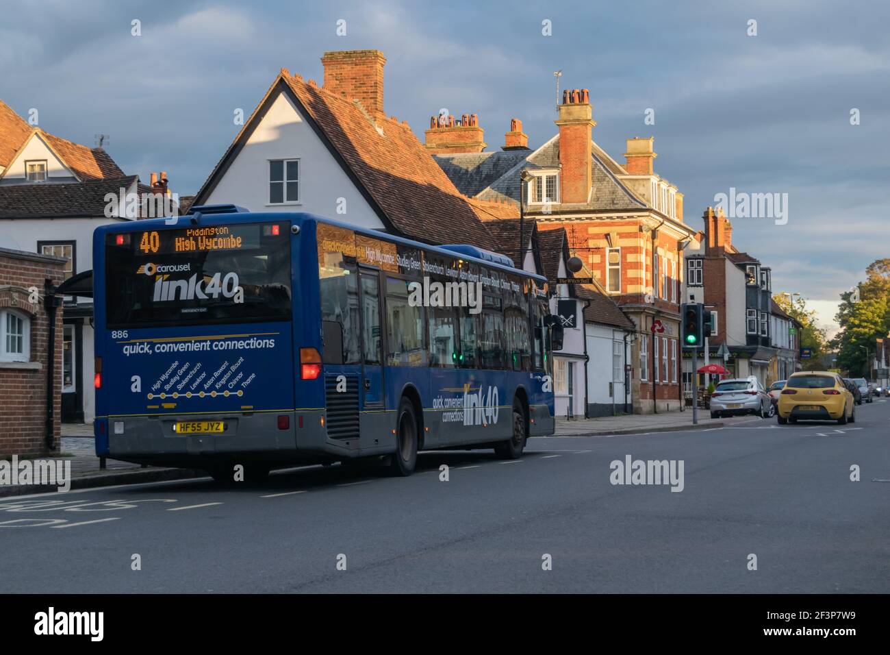 Thame, Regno Unito 11 ottobre 2020: Autobus blu numero 40 per High Wycombe in piedi su una fermata di autobus a Thame, autobus a un solo piani in attesa di passeggeri presso il municipio. Foto Stock