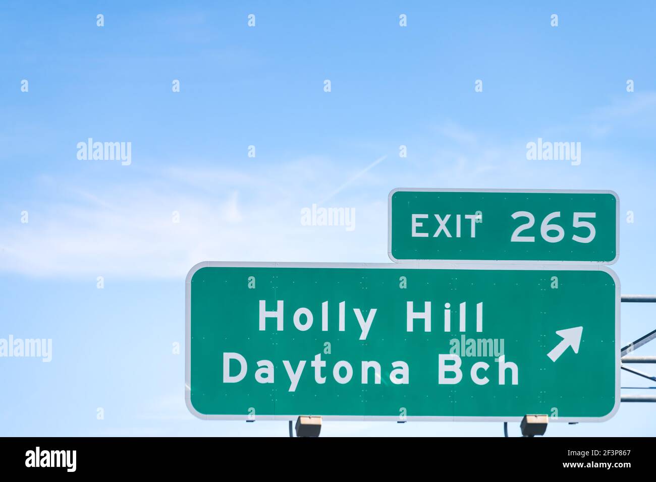 Segnale stradale per l'uscita 265 per Holly Hill e Daytona Beach città con cielo blu nuvole sullo sfondo nella contea di Volusia, in Florida in estate Foto Stock