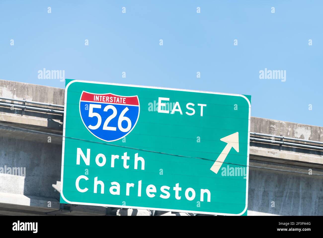 Segui le indicazioni stradali per l'Interstate Highway 526 direzione est verso North Charleston, South Carolina City con il cavalcavia in estate Foto Stock