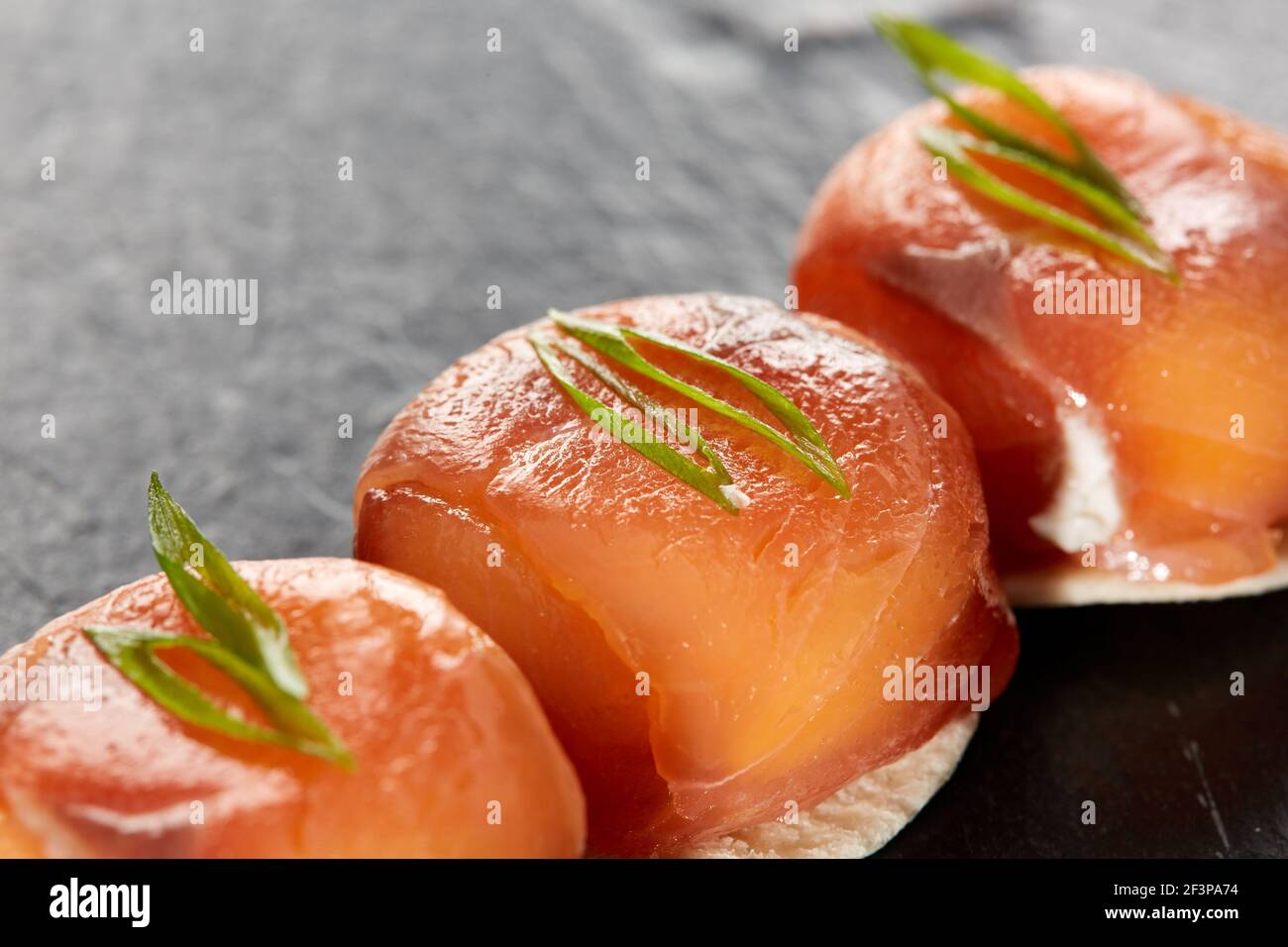 Mini tartine con salmone affumicato e formaggio cremoso. Finger food. Profondità dof. Foto Stock