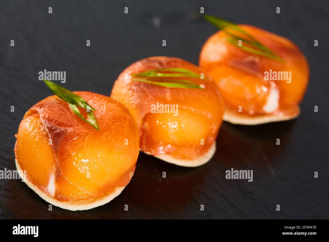 Mini tartine con salmone affumicato e formaggio cremoso. Finger food. Profondità dof. Foto Stock