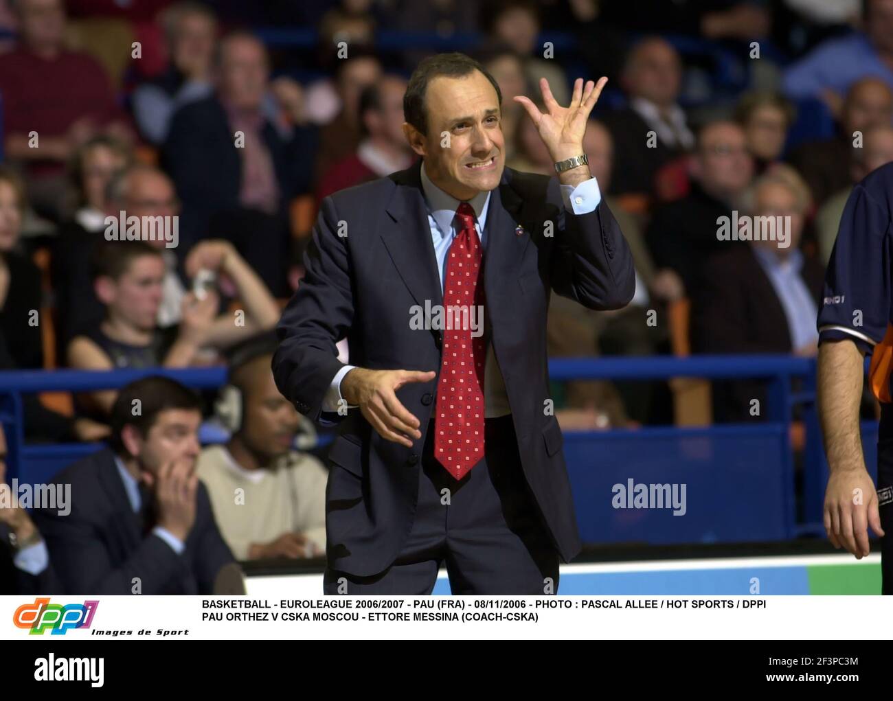 BASKETBALL - EUROLEGA 2006/2007 - PAU (FRA) - 08/11/2006 - PHOTO : PASCAL ALLEE / HOT SPORTS / DPPI PAU ORTHEZ V CSKA MOSCOU - ETTORE MESSINA (COACH-CSKA) Foto Stock